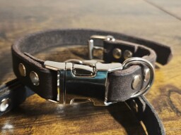 Kožený, nastavitelný obojek s trojzubcem tmavě hnědý 